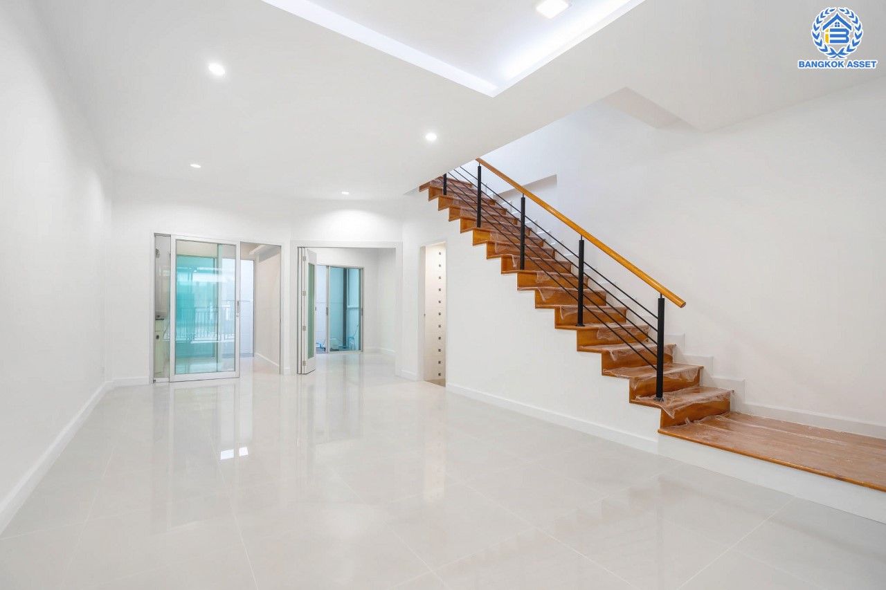 บ้านมือสองตกแต่งใหม่ ม.วิสต้าปาร์ค แจ้งวัฒนะ ทาวน์โฮม 3 ชั้น บนเนื้อที่ 22.8 ตร.ว. ฟังก์ชัน 3 ห้องนอน 3 ห้องน้ำ Master Bedroom เชื่อมต่อ Walk in Closet พร้อม Built-in ตู้เสื้อผ้าดีไซน์เรียบหรู บนทำเลโซนเมือง ใกล้ทางด่วน และเซ็นทรัลแจ้งวัฒนะ และเพียง 10 นาทีถึง รถไฟฟ้า "สถานีศูนย์ราชการนนทบุรี"